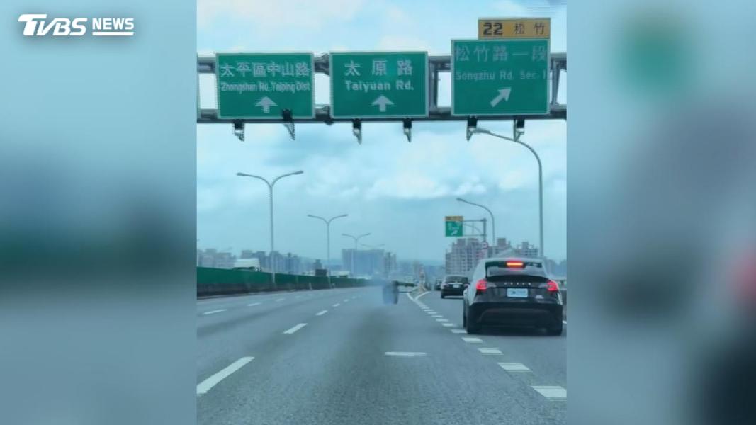 台74線驚見「風火輪」狂滾!貨車輪胎噴飛冒火 特斯拉急閃險撞(圖/TVBS)