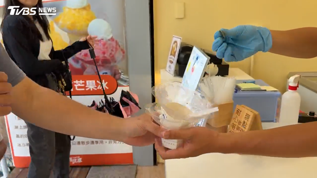消費者吃完後,只要將杯子交還店家回收,就能退回5元,然而這項環保舉動卻引來衛生局稽查。(圖/TVBS)