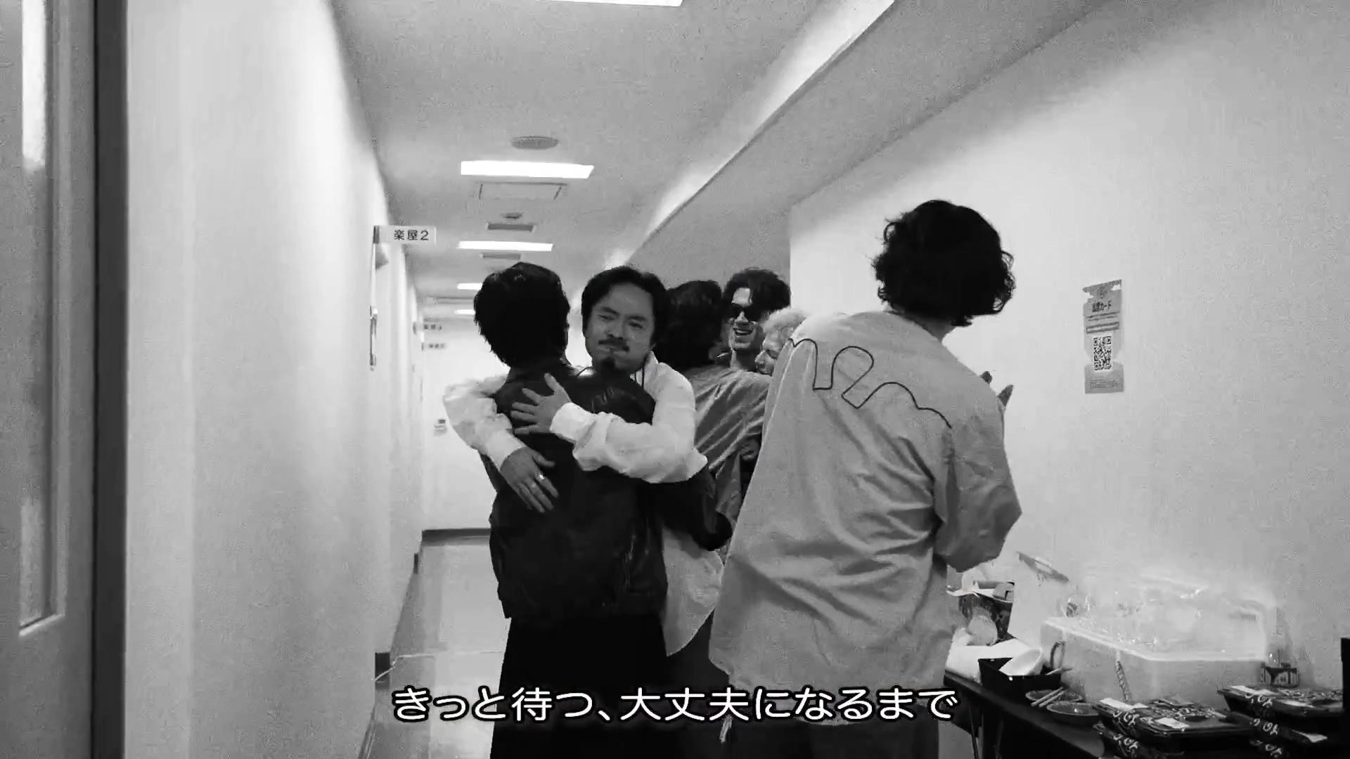 jo0ji常跟樂團成員一起拍肩提振士氣,爸爸照樣做卻打痛成員。(圖/翻攝自jo0ji推特)