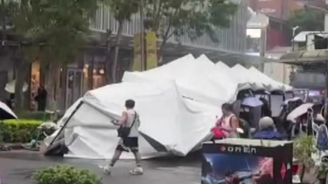 颱風白海豚襲北台!福隆浪花狂湧「比路面還高」海水浴場急關