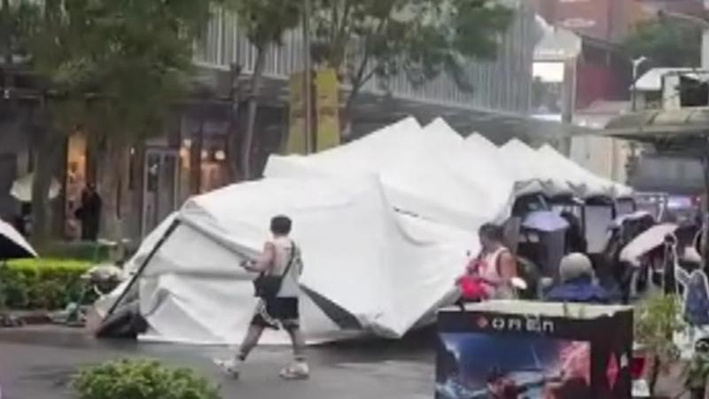 颱風白海豚襲北台!福隆浪花狂湧「比路面還高」海水浴場急關
