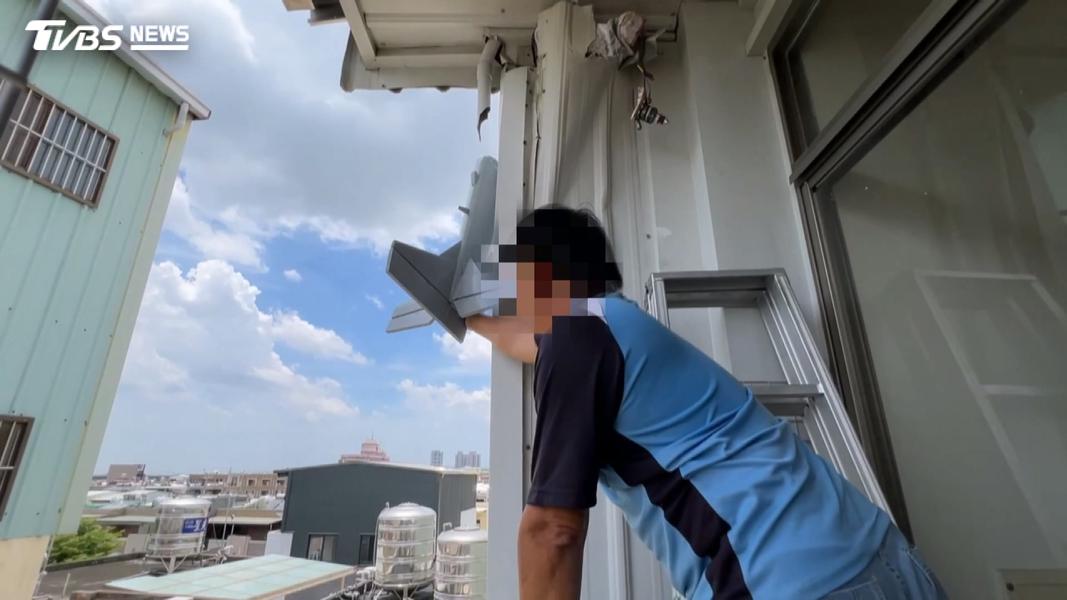 台中民宅驚見「飛機殘骸」!遙控機失控撞牆 網笑:算空難嗎(圖/TVBS)