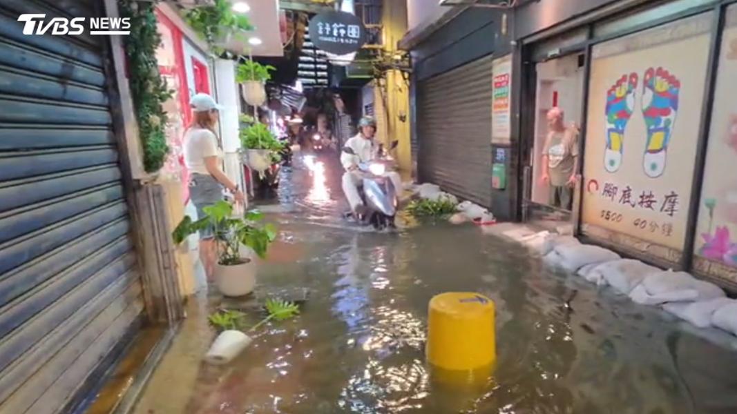 白海豚颱風沒登陸 基隆愛四路「海水倒灌」一晚淹3次 店家苦不堪言