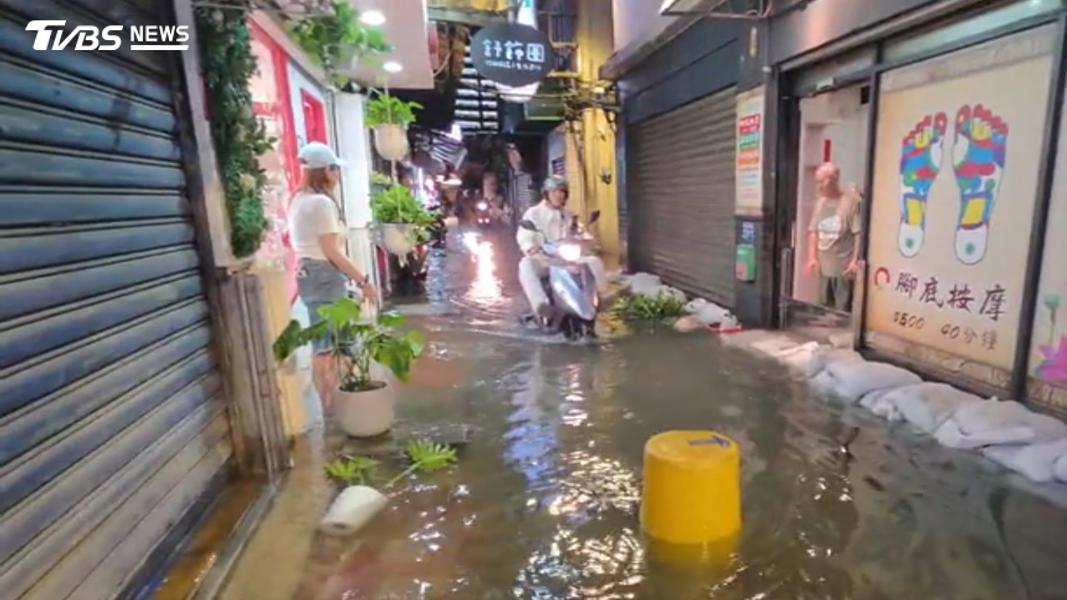 水淹進多間店家。(圖/TVBS)