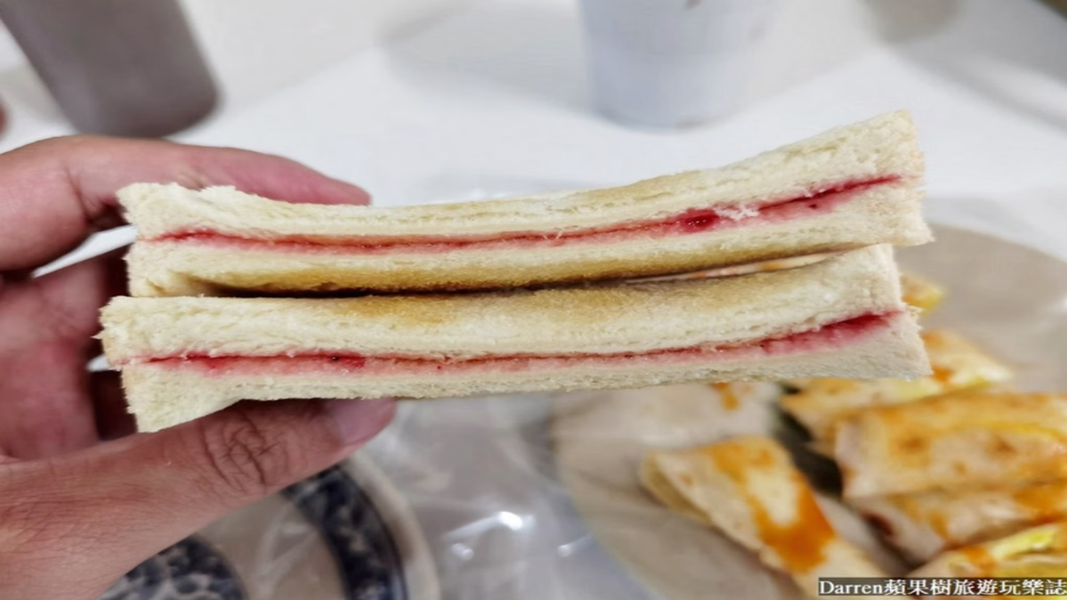 聖源早餐店招牌品項「草莓吐司」,外層烤的相當酥脆。(圖/DARREN蘋果樹旅遊玩樂誌)