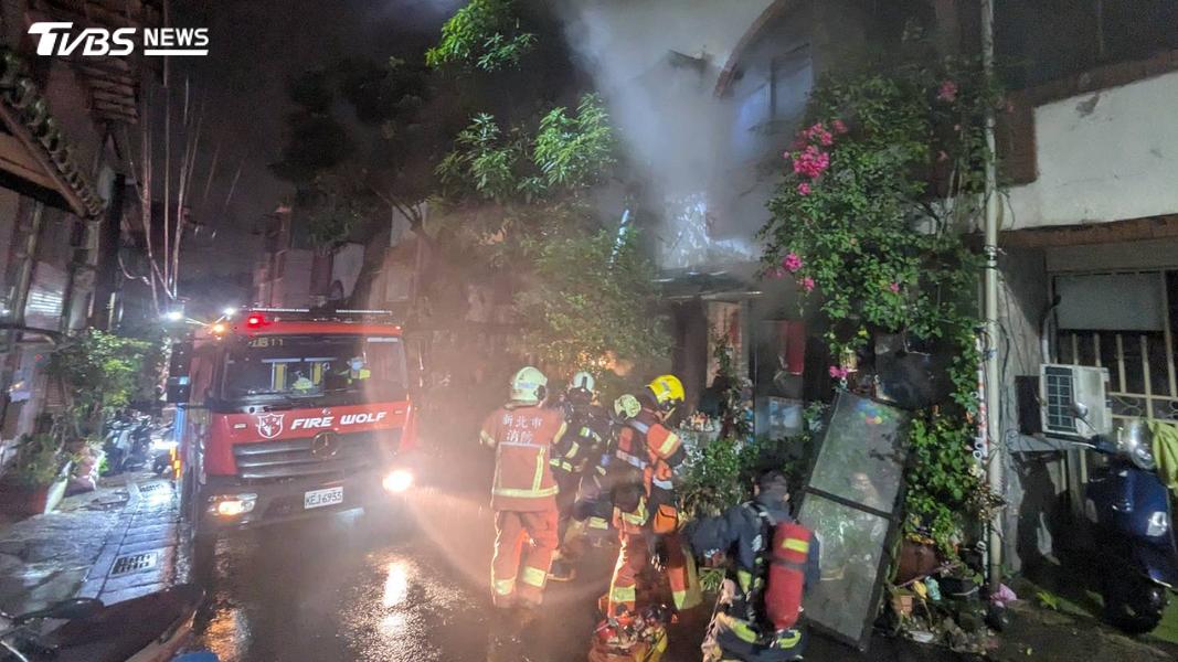 汐止透天厝火警 3樓救出受困住戶送醫