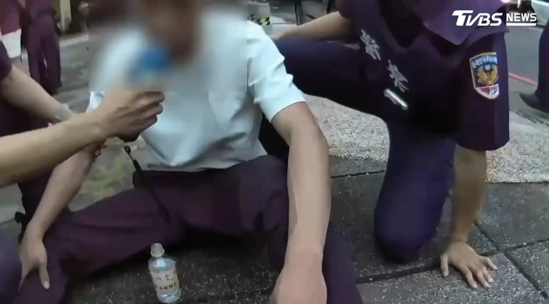 高雄9日清晨顏姓男子因未打方向燈遭警方攔查，竟拒檢並試圖衝撞，酒測0.37還驗出K毒！（圖／TVBS）