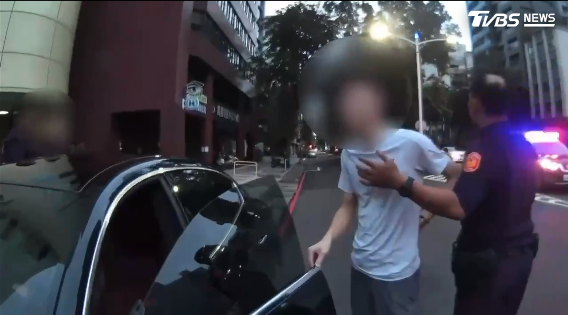 隨後2名友人趕至現場，不明就裡便朝員警咆哮，甚至嗆警察是「流氓」，最終3人皆遭上銬帶回派出所（圖／TVBS）
