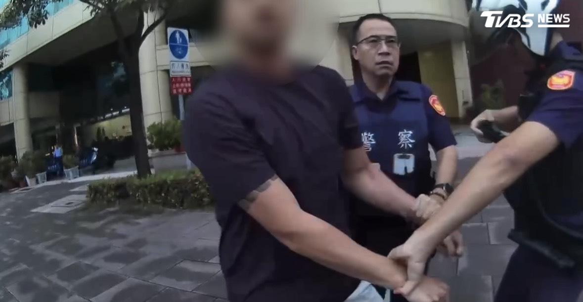 隨後2名友人趕至現場，不明就裡便朝員警咆哮，甚至嗆警察是「流氓」，最終3人皆遭上銬帶回派出所（圖／TVBS）