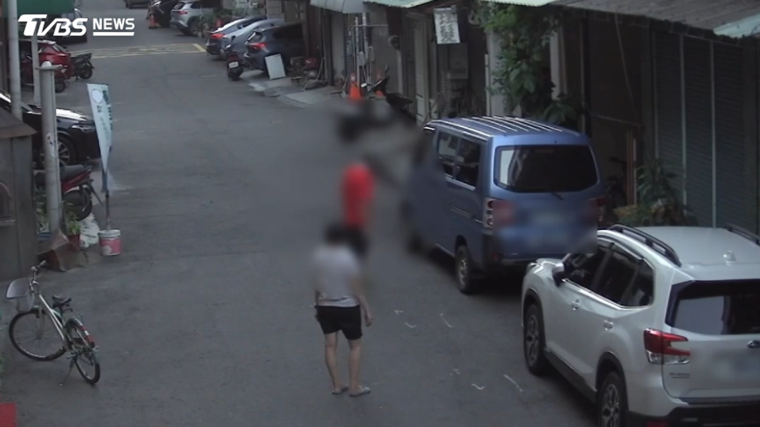 車主發現車被刮花,現場卻沒有肇事者蹤跡。(圖/TVBS)