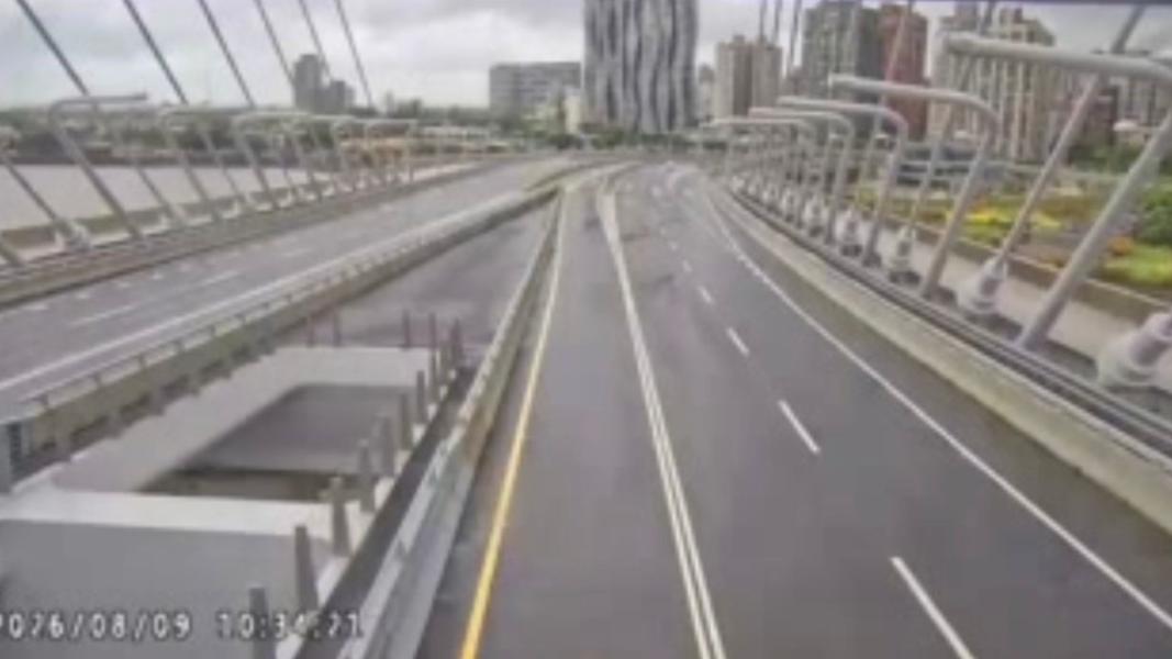 台61線0K+000~1K+000(淡江大橋) 人行自行車道及機車道,從8日21時起預警性封閉。(圖/公路局網站)