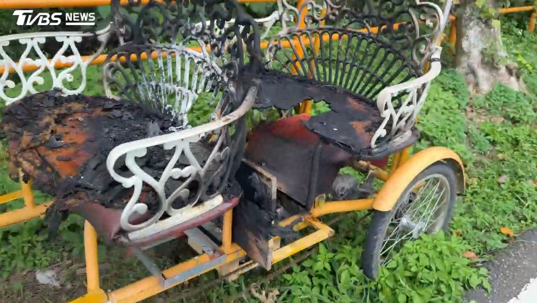 由於是電池起火,因此滅火需要不斷的出水降溫,整輛車一大半被燒到焦黑(圖/TVBS)