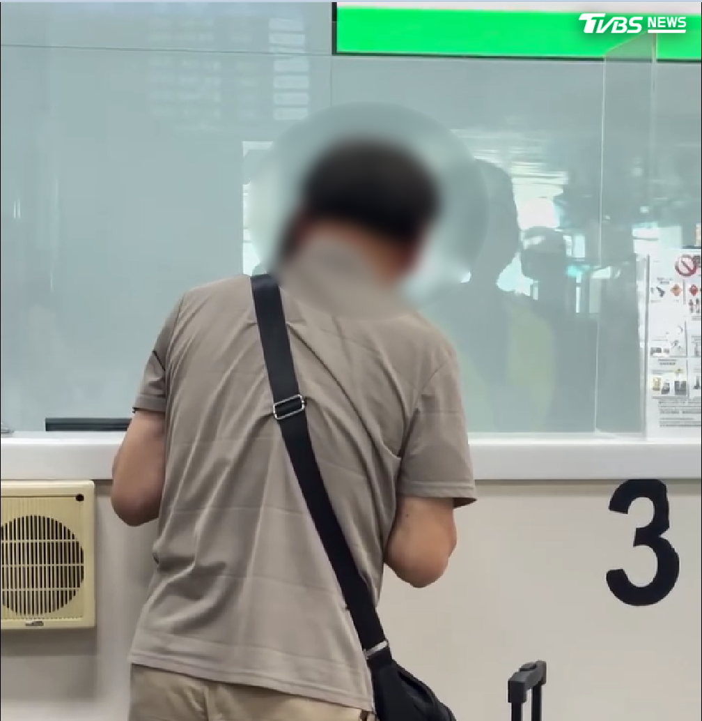 白海豚攪局金門航班大亂!機場班機延誤惹怒旅客!阿伯「拍桌飆罵」警到場才平息(圖/遊客提供)