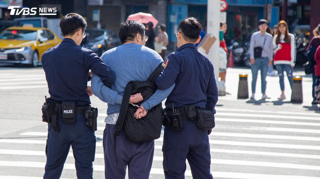 台中醉男揮刀遭壓制!竟「噴尿濺警」慘了