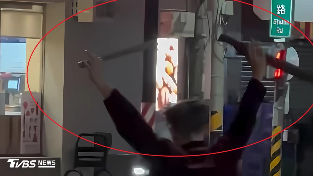 點火燒紙、當場變裝!失戀男泥醉亮刀