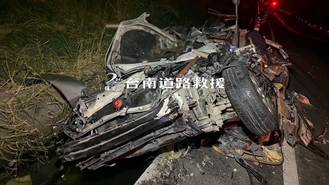 郭男轎車被撞毀。(圖/翻攝自張家班)