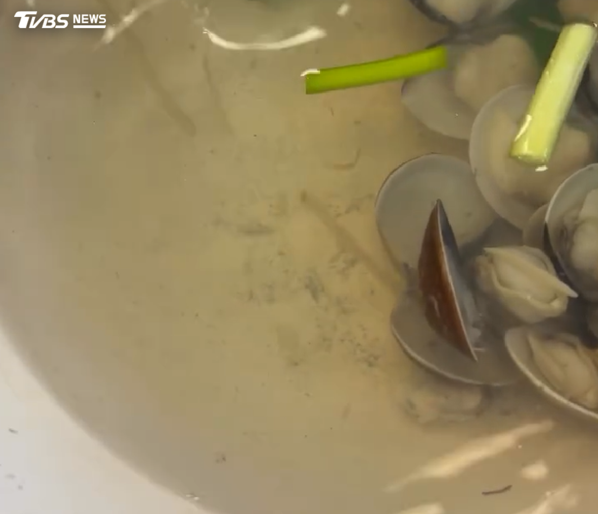 屏東一間知名豬腳店在父親節當天爆出食安爭議,民眾點了點蛤蠣湯「沙多到誇張」(圖/翻攝 threads@j_0521_)