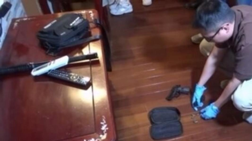 警方還起獲電擊棒,依3罪將男子送辦。(圖/翻攝畫面)