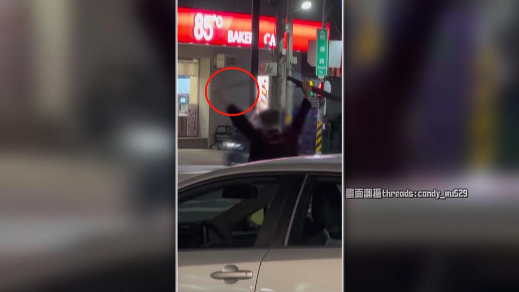 男和女友吵架買醉!餐廳內燒紙嚇壞人 見警「高舉西瓜刀」秒配合。(圖/Threads candy_wu529)