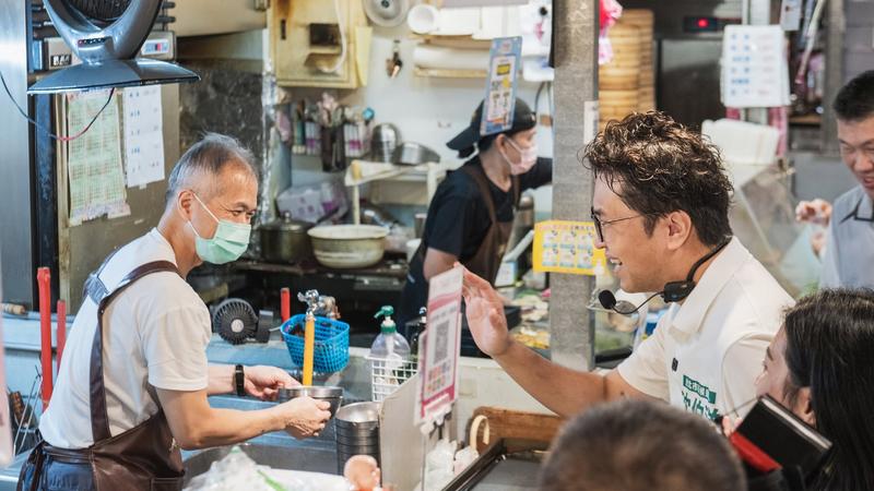 市場拜票擋人去路遭嗆聲 沈伯洋道歉了「希望能夠精進動線」