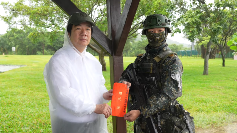 無懼風雨!賴清德穿雨衣視導「要域火殲」 親頒加菜金慰勉官兵