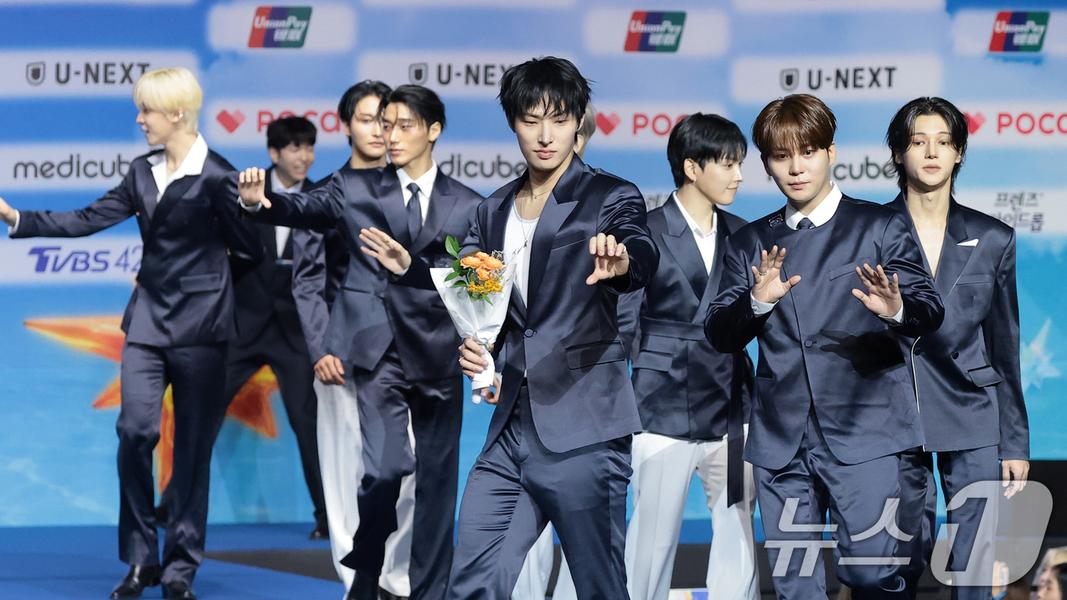 ATEEZ胸震SBS歌謠大戰藍毯崔傘害羞了