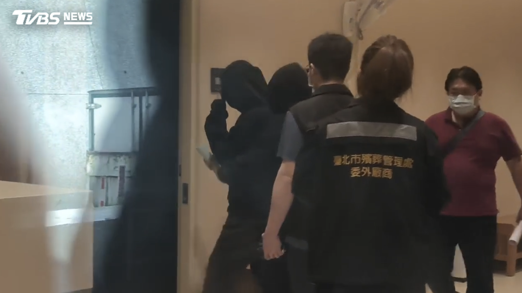 北市文山區19歲鄒姓女大生到二殯相驗男嬰遺體。(圖/TVBS)