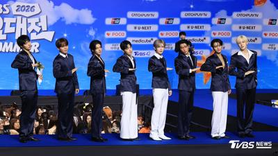 2026 SBS歌謠大戰SUMMER/ATEEZ胸震藍毯崔傘害羞了 旼琦收花束嗨慶生