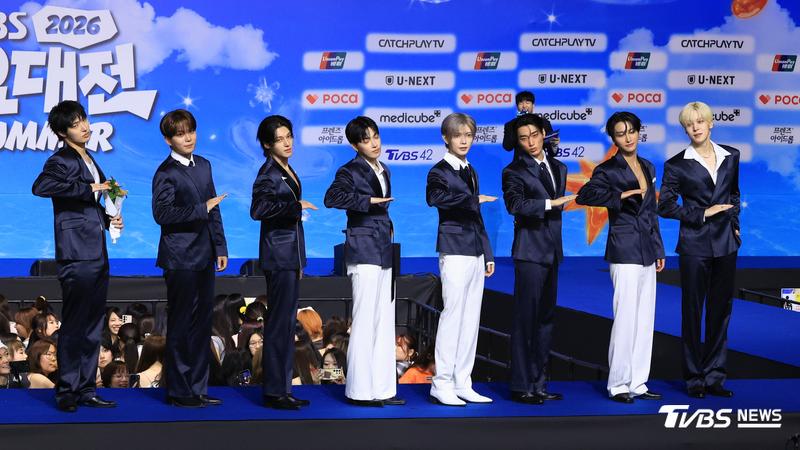 2026 SBS歌謠大戰SUMMER/ATEEZ胸震藍毯崔傘害羞了 旼琦收花束嗨慶生