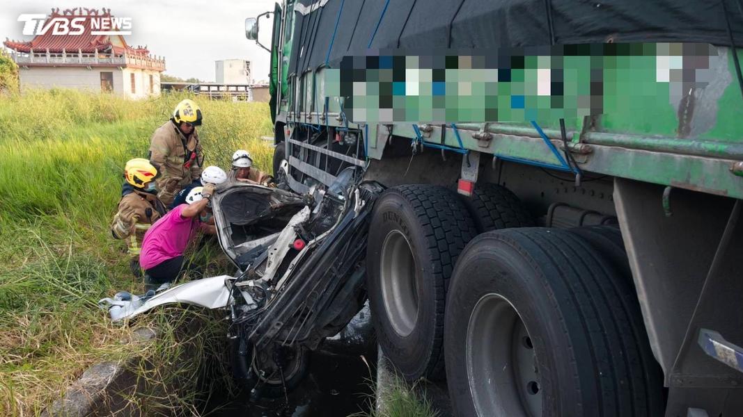 大貨車衝對向「夾殺小客車」 駕駛慘死