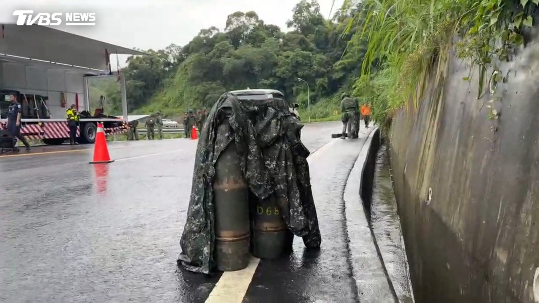 陸軍驗證軍民載運彈藥 105榴彈砲散落苗栗台13線