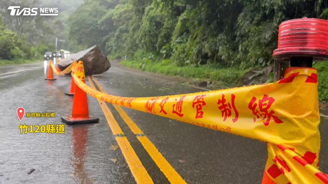 苗62線大湖路段,發現大小石頭散落路面,車輛必須小心通行。 (圖/TVBS)