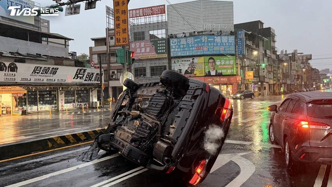 颱風天多起車禍!貨車打滑橫躺國道