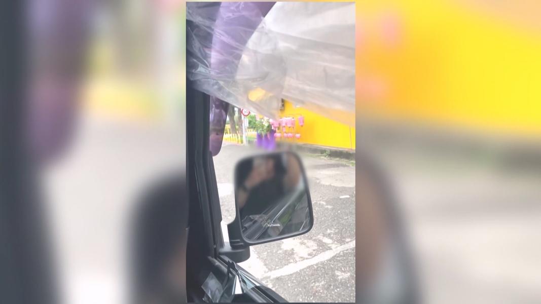 趕場不能等!殯葬車窗被砸「塑膠袋克難擋」 車主苦笑:手動的。(圖/民眾提供)