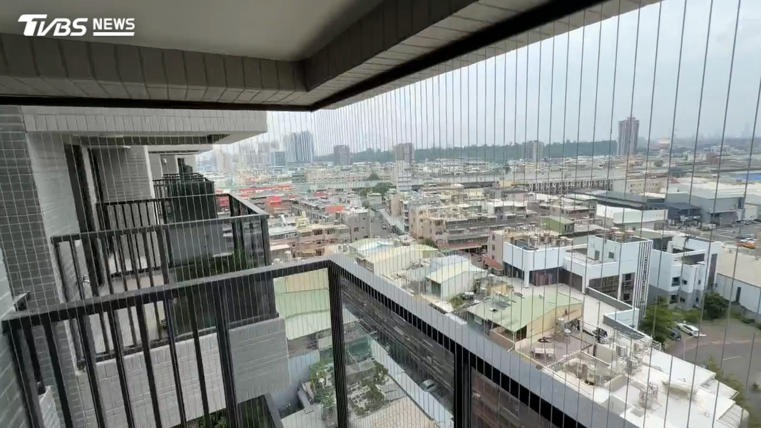 隱形鐵窗的作用就是要防止墜落,鬆緊度的問題可以再請廠商去調整。(圖/TVBS)