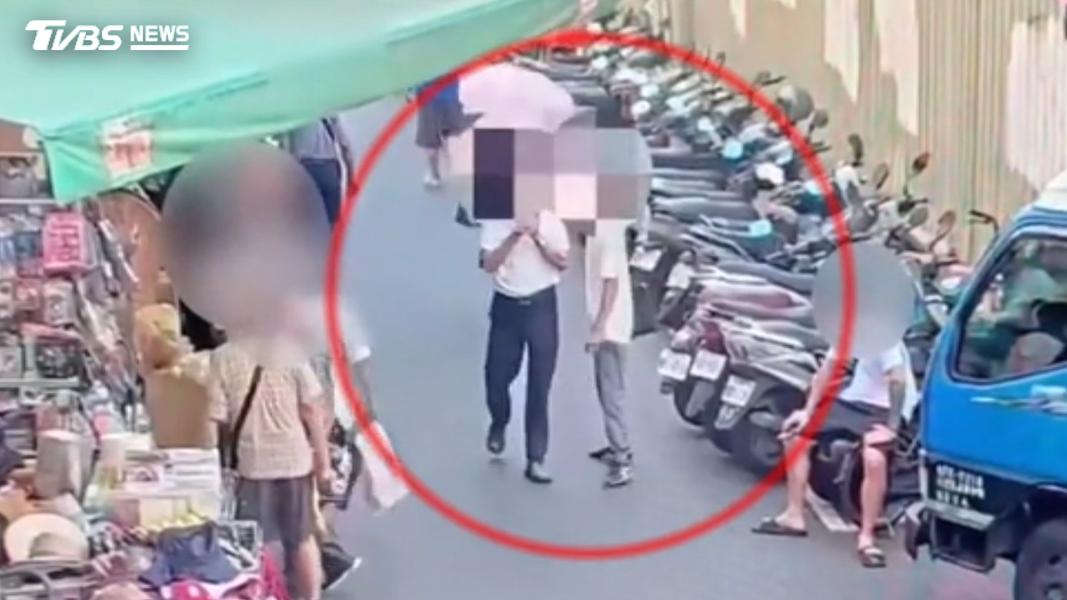 男滑手機跟路人發生碰撞。(圖/TVBS)