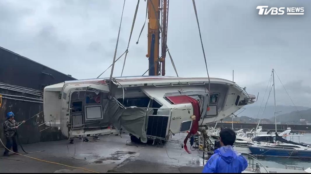 碧砂漁港巨浪越堤!車遭砸毀損百萬