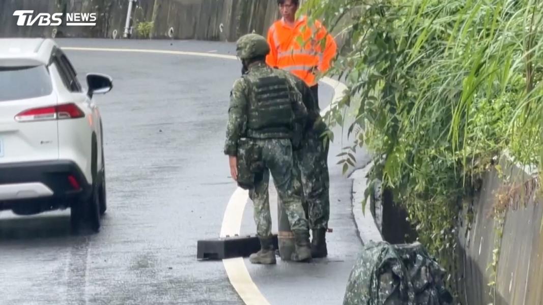漢光演習驚險一幕!8吋榴彈砲「甩飛滾路面」軍警急封路(圖/TVBS)