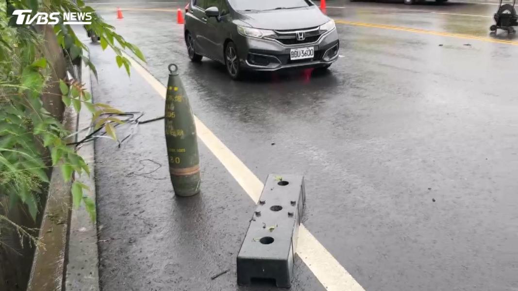 漢光演習驚險一幕!8吋榴彈砲「甩飛滾路面」軍警急封路(圖/TVBS)