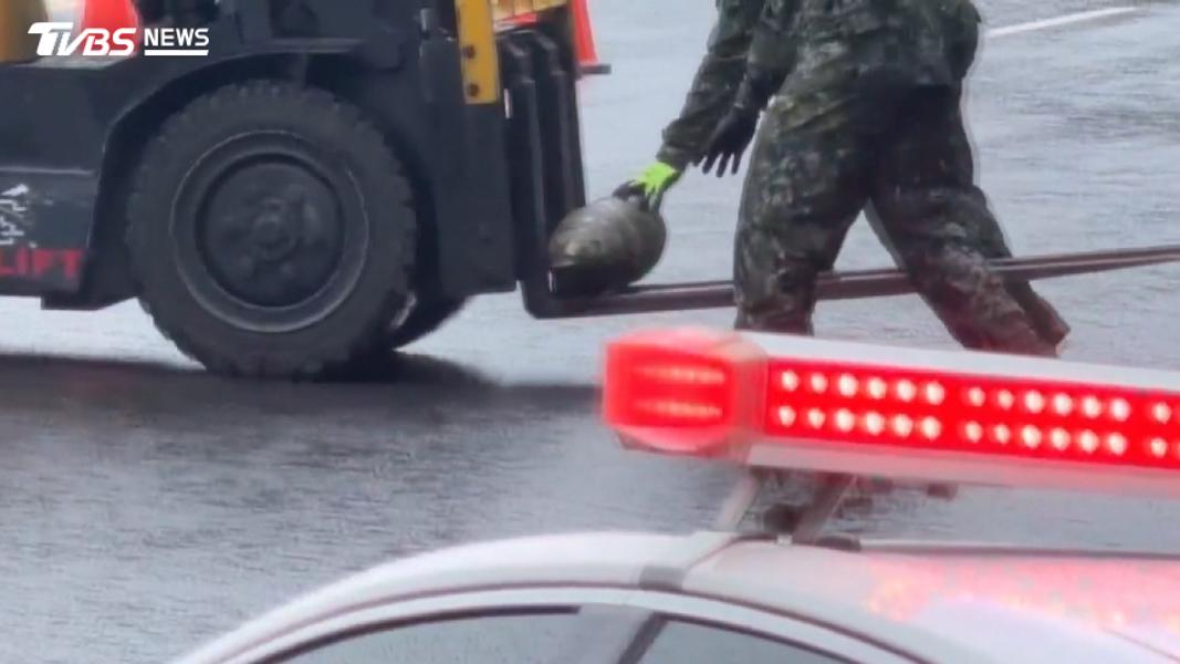 漢光演習驚險一幕!8吋榴彈砲「甩飛滾路面」軍警急封路(圖/TVBS)