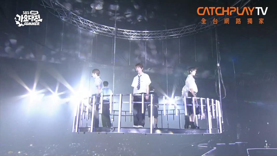 從半空中緩緩降下,NCT WISH猶如王子降臨。(圖/翻攝自翻攝自CATCHPLAY TV)