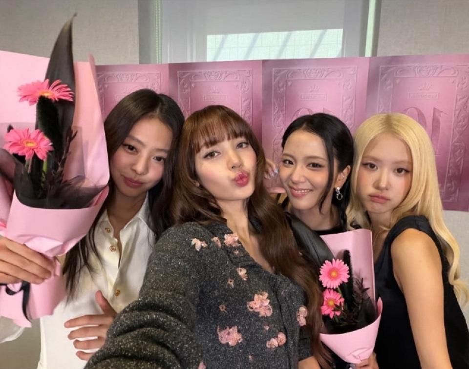 BLACKPINK慶出道10週年。（圖／翻攝自lalalalisa_m  IG）