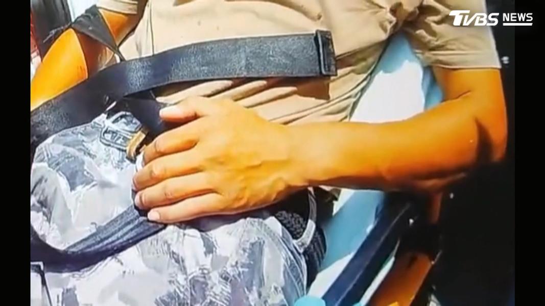 採光罩工人同地點兩度墜落,第一次沒是繼續爬,沒想到第二次右大腿受傷,一度跌坐在地無法動彈。(圖/TVBS)