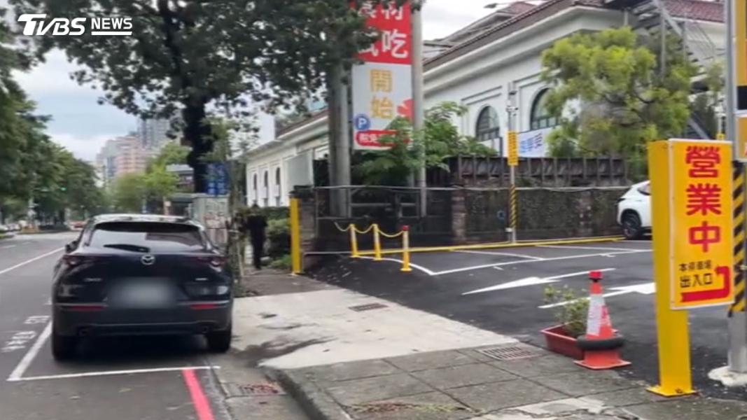 停車場出入口竟然有停車格。(圖/TVBS)