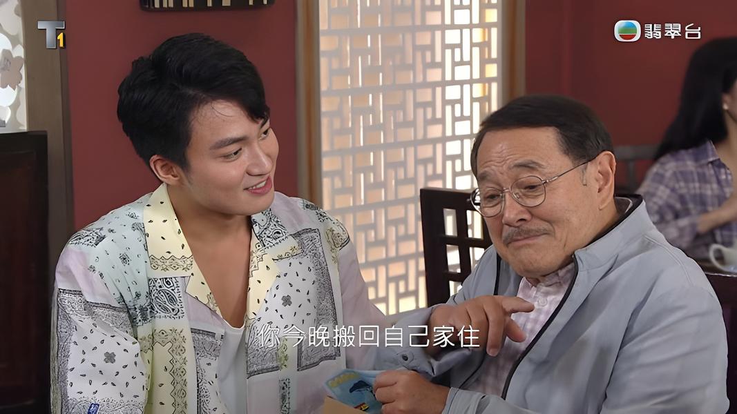 周嘉洛暖舉被拍!細心護送劉丹上台