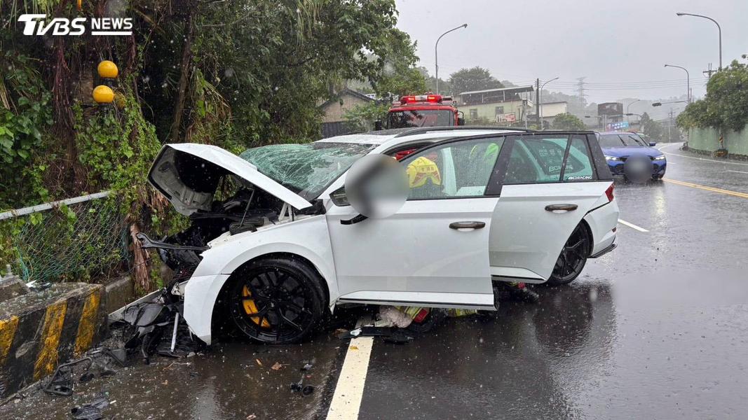 苗栗轎車過彎失控猛撞電桿 1死1重傷