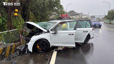苗栗死亡車禍!小轎車過彎失控高速猛撞電桿 友死駕駛重傷昏迷