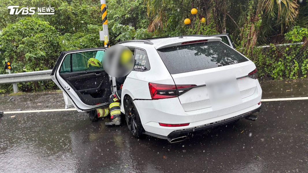 小轎車過彎失控自撞,釀成1死1重傷慘劇。(圖/TVBS)