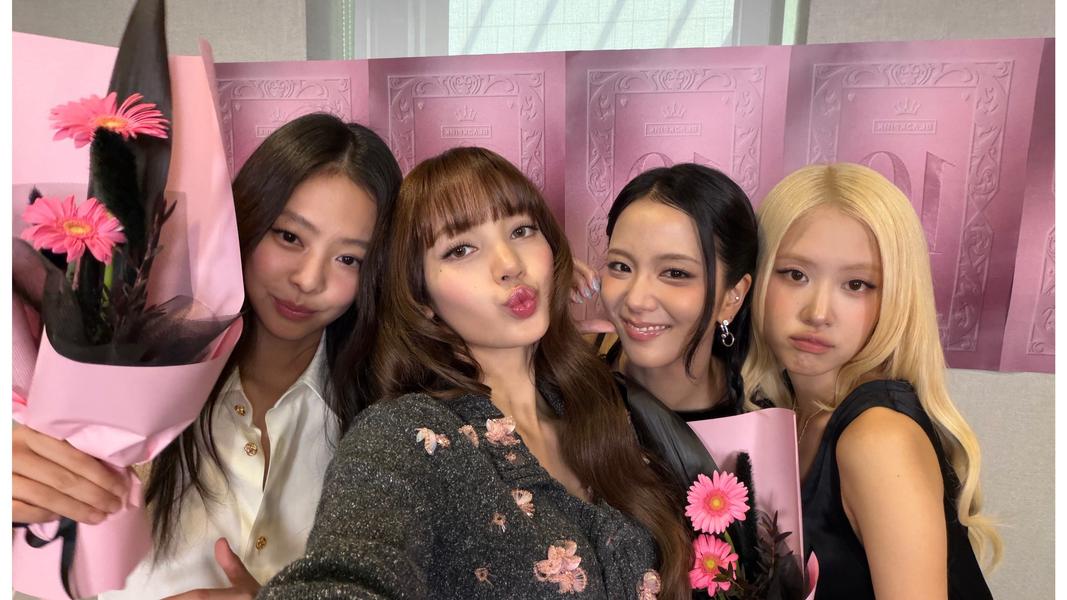 BLACKPINK四位成員酒為同框直播。(圖/翻攝自IG@lalalalisa_m)