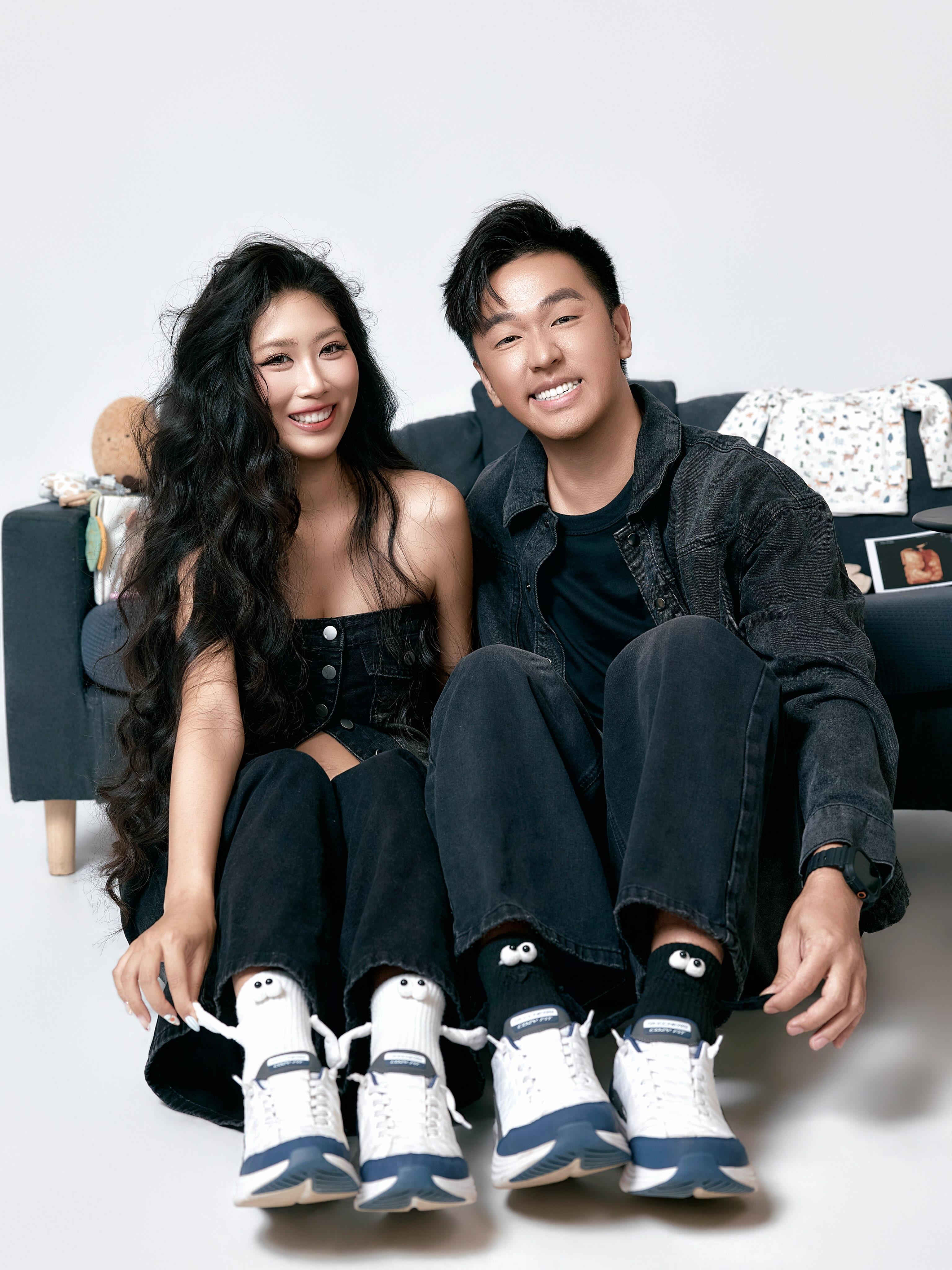 夫妻倆穿上丹寧套裝,展現與平時搞笑風格不同的時尚魅力。(圖/翻攝自IG)